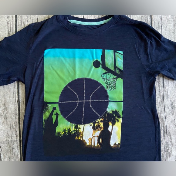 Old Navy short ACTIVE sleeve tee. Boys size XL (14-16) Like new condition. - Picture 2 of 5